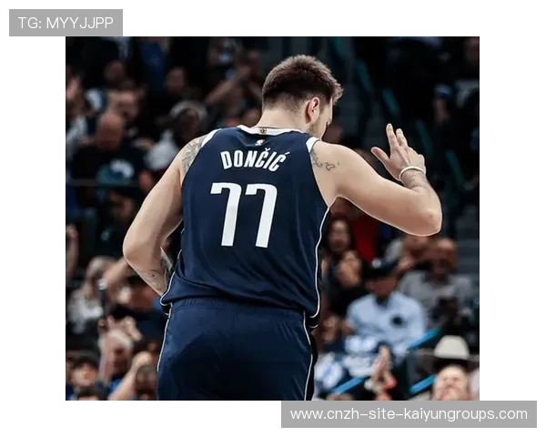 东契奇弧顶后仰旋转命中,独行侠全队鼓掌 东契奇弧顶后仰旋转命中,独行侠全队鼓掌